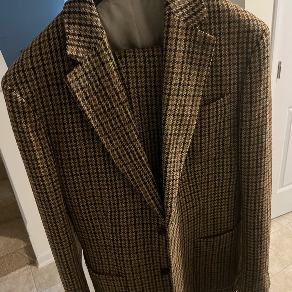 Banana Republic relaxed tapered fit suit. Jacket and pants.